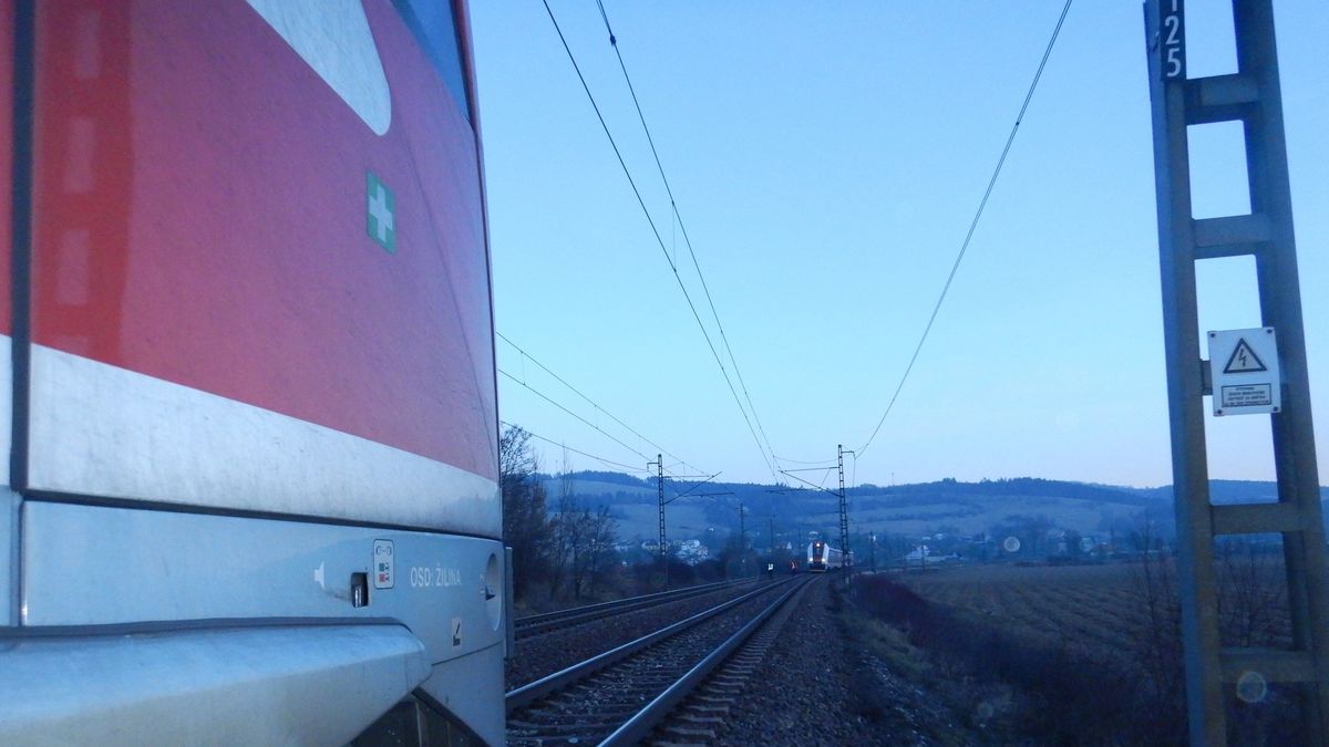 Dispečer na Slovensku zabránil neštěstí. Vlaky zastavily 100 metrů od sebe